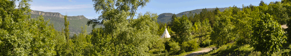 Hébergements insolites dans la Drôme : cabanes perchées, roulotte et tipi – Le Présent Simple Ecotourisme